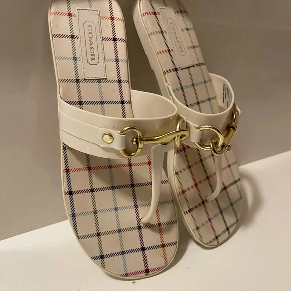 Coach's beautiful cream color Sandal with cold color horsbit - Picture 5 of 10